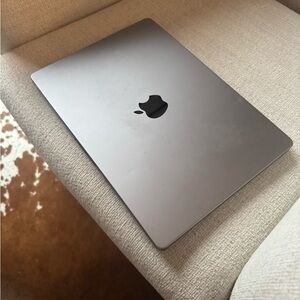 2021 Apple MacBook Pro with Apple M1 Pro chip (14-inch, 16GB RAM, 512GB SSD)